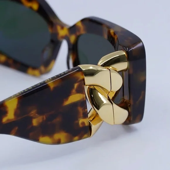 SALE🫶Stella McCartney Tortoise Sunglasses with Gold Detail - Picture 3 of 16